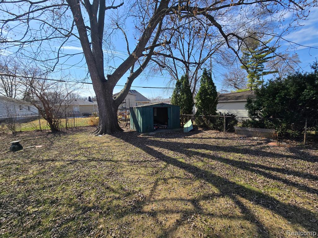 814 E EVELYN Avenue, Hazel Park, MI 48030 — Photo 15