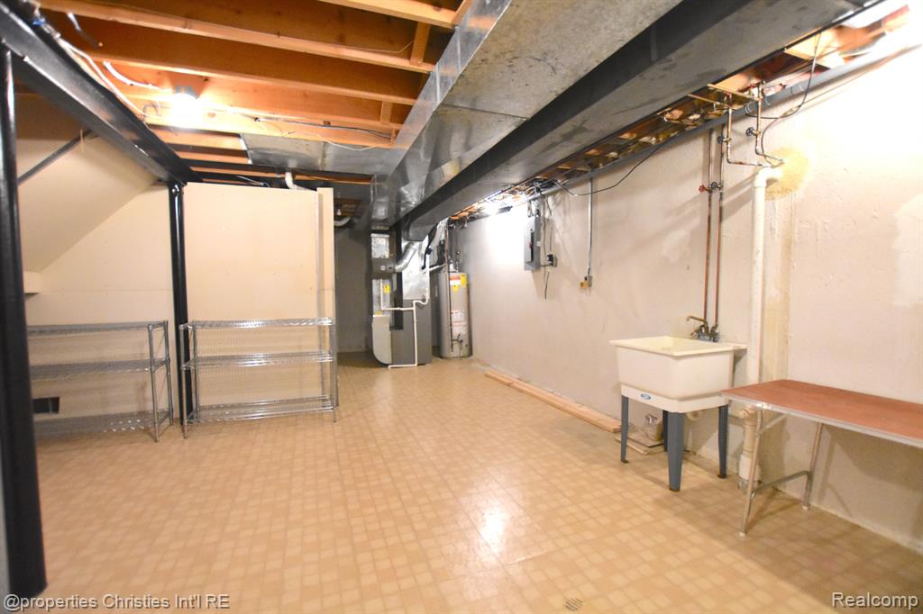 1752 S HILL Boulevard, Bloomfield Hills, MI 48304 — Photo 37