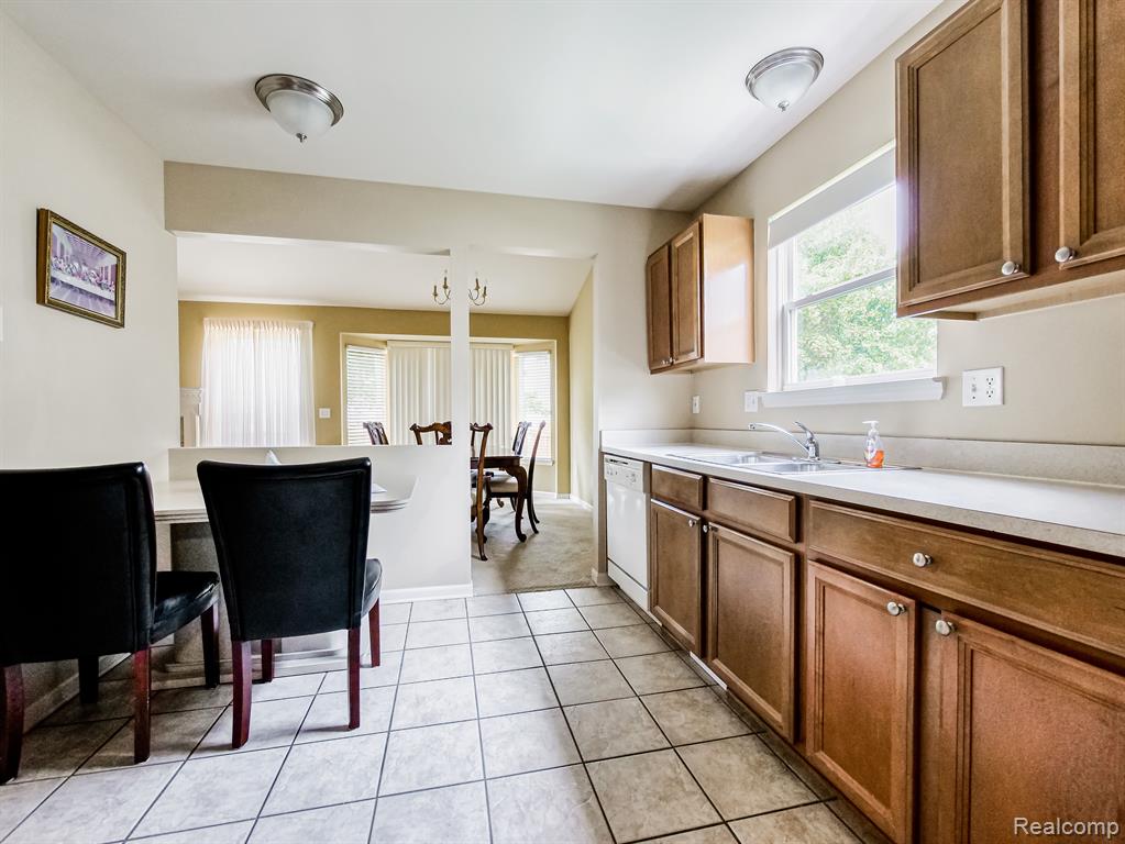 402 WOODHAVEN Drive, Commerce Twp, MI 48390 — Photo 2
