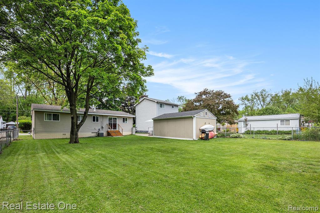 44080 DAVIS, Utica, MI 48317 — Photo 16