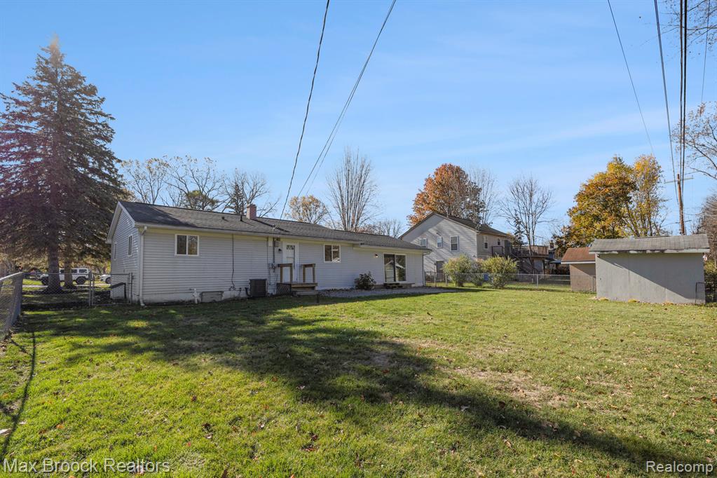 6604 Doyon Drive N, Waterford, MI 48327 — Photo 21
