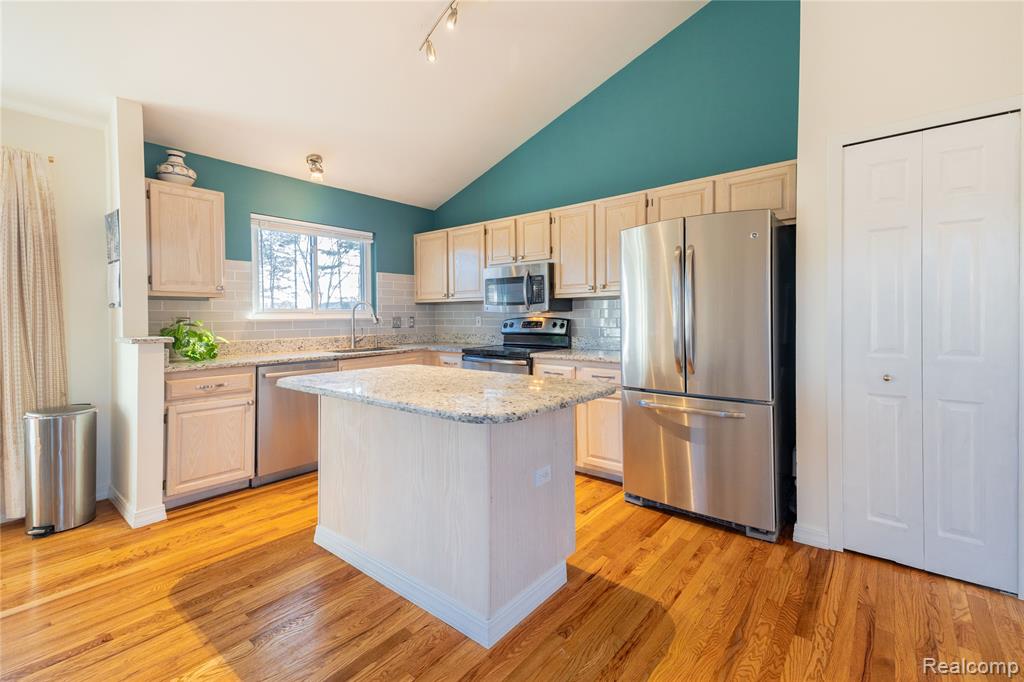 907 Huntclub Boulevard, Auburn Hills, MI 48326 — Photo 10