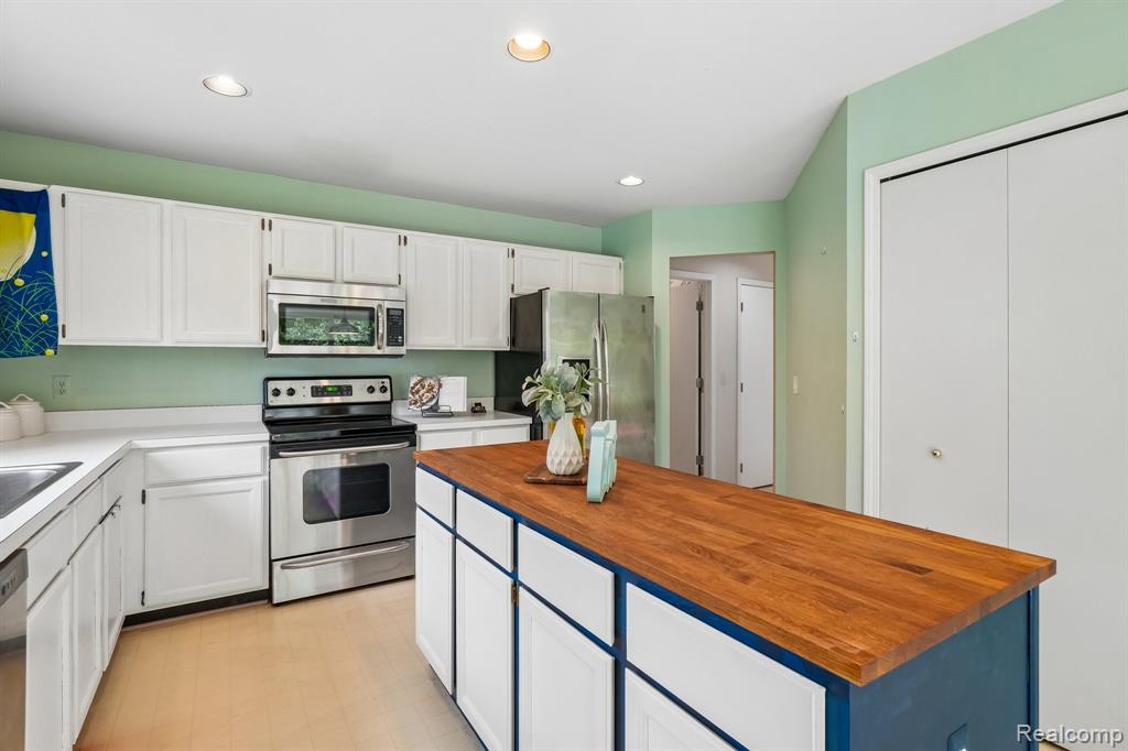 42738 Wimbleton Way, Novi, MI 48377 — Photo 12