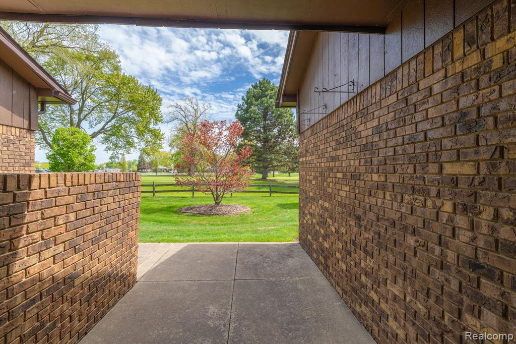 718 COUNTRY CLUB Drive, Saint Clair Shores, MI 48082 — Photo 20
