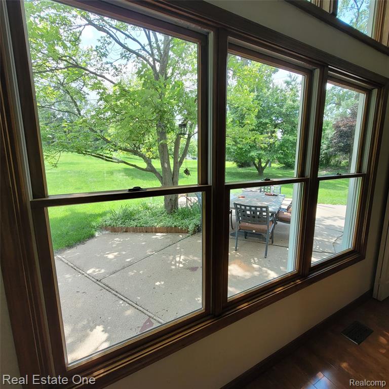 5208 Woodview Drive, Bloomfield Hills, MI 48302 — Photo 11