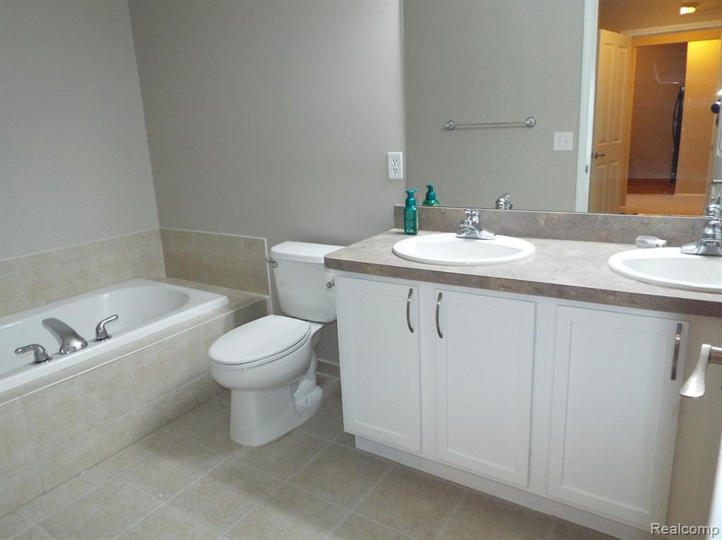 4202 TEAL Lane, Walled Lake, MI 48390 — Photo 16