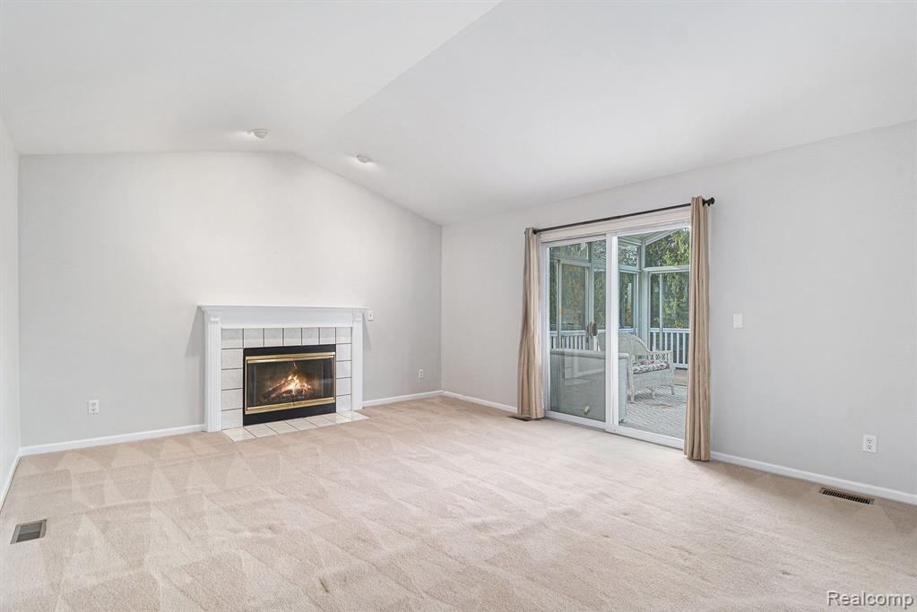 855 DRAKESHIRE Drive, Walled Lake, MI 48390 — Photo 15