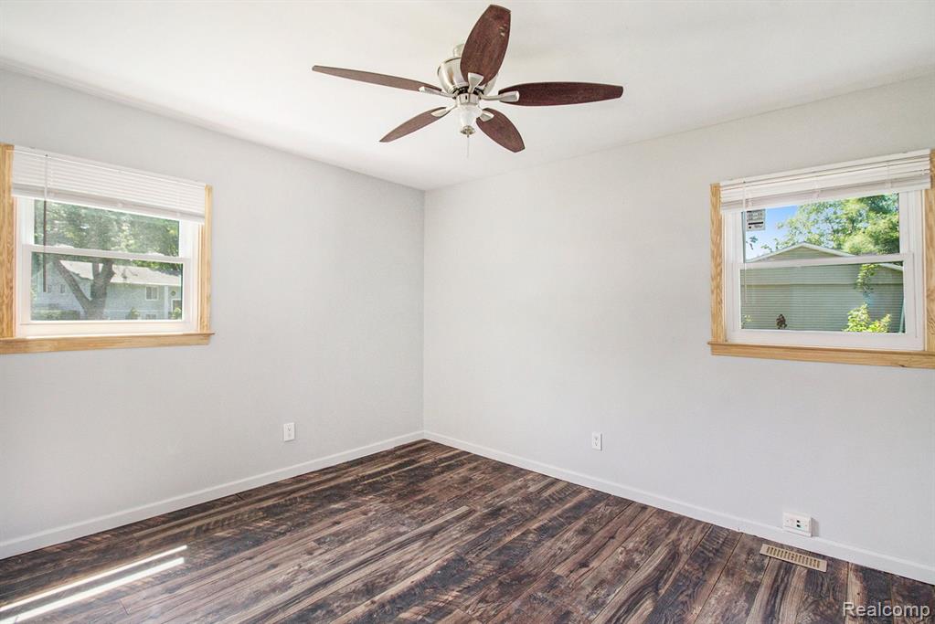 2665 LOS ANGELES Drive, Wolverine Lake, MI 48390 — Photo 17