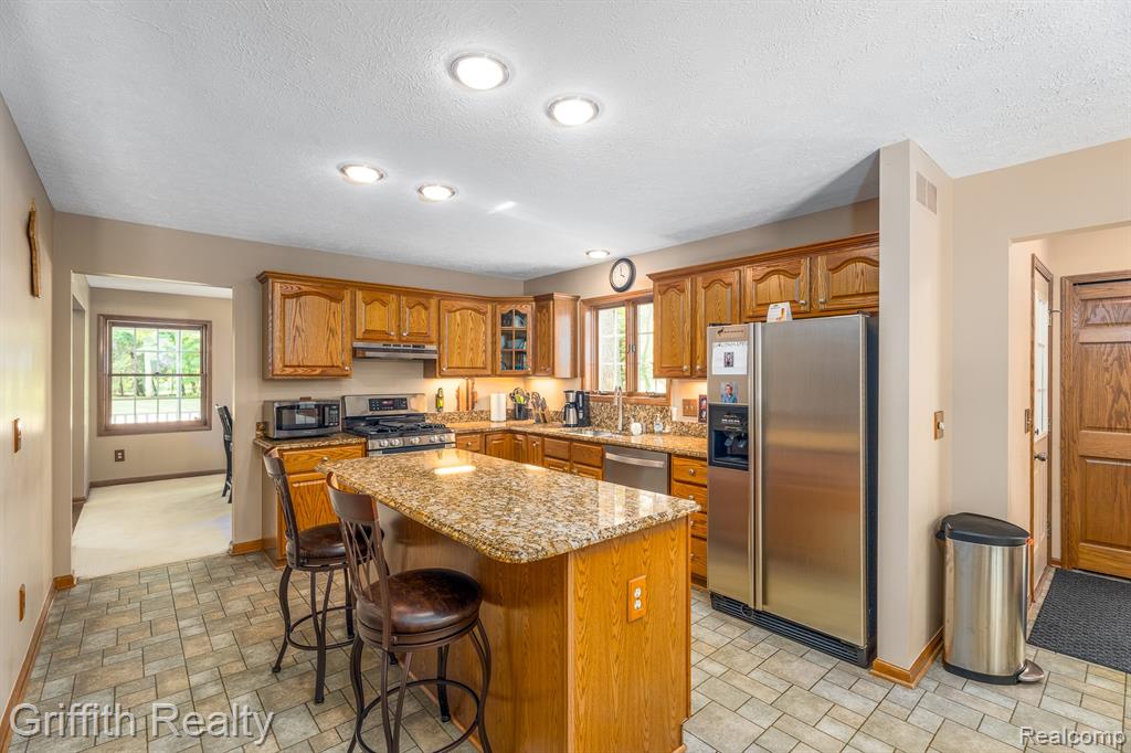 8123 Baypointe Drive, Brighton, MI 48114 — Photo 15