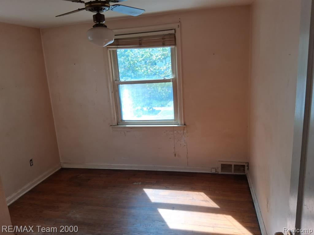 5228 Hillcrest Street, Detroit, MI 48236 — Photo 9