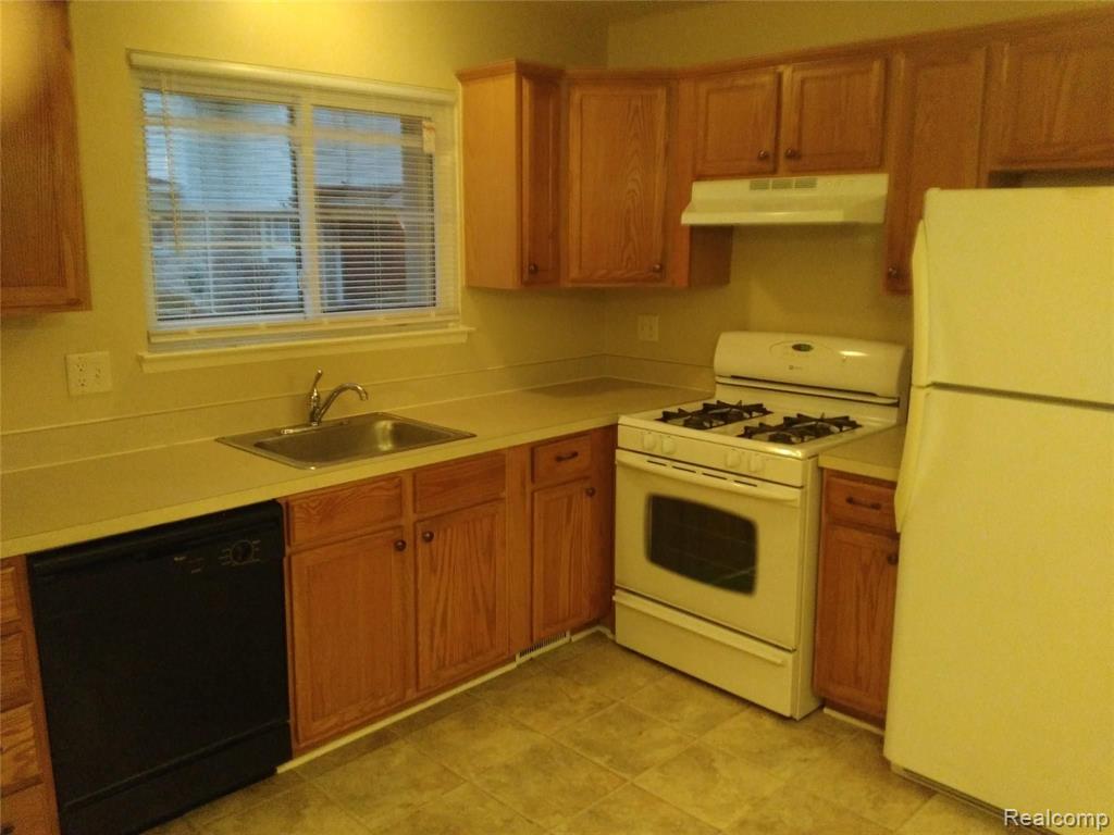 44575 SAVERY Drive, Canton, MI 48187 — Photo 7