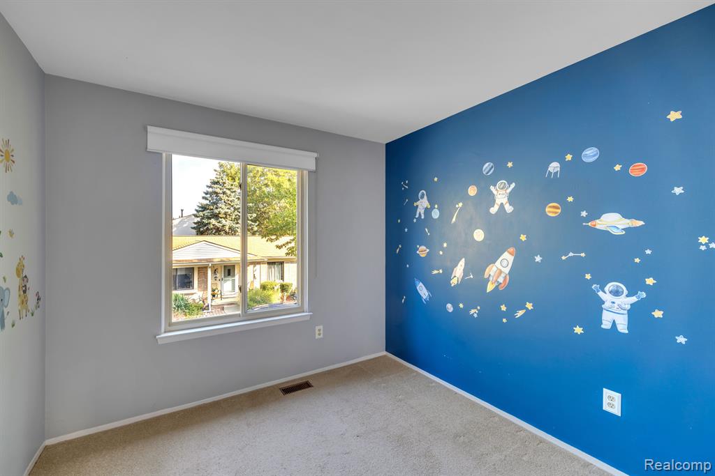 2952 ROUNDTREE Drive, Troy, MI 48083 — Photo 18
