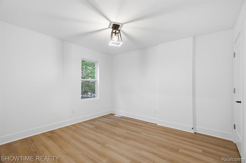 19320 Gaylord, Redford, MI 48240 — Photo 20
