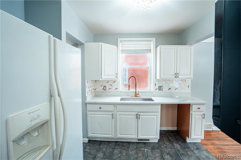 8467 Riverview Street, Dearborn Heights, MI 48127 — Photo 9