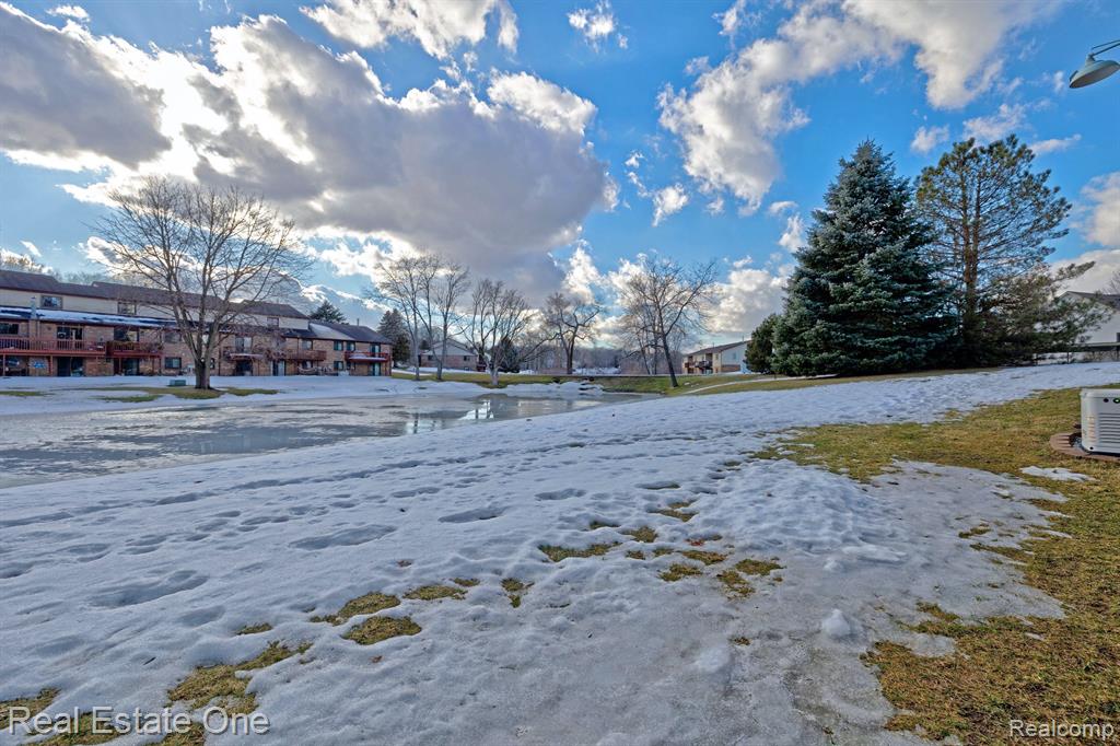 9045 E BLUEWATER Drive, Clarkston, MI 48348 — Photo 49