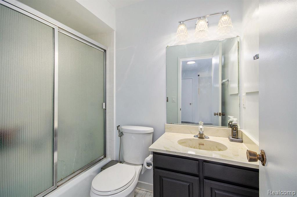 3045 Lindenwood Drive, Dearborn, MI 48120 — Photo 15