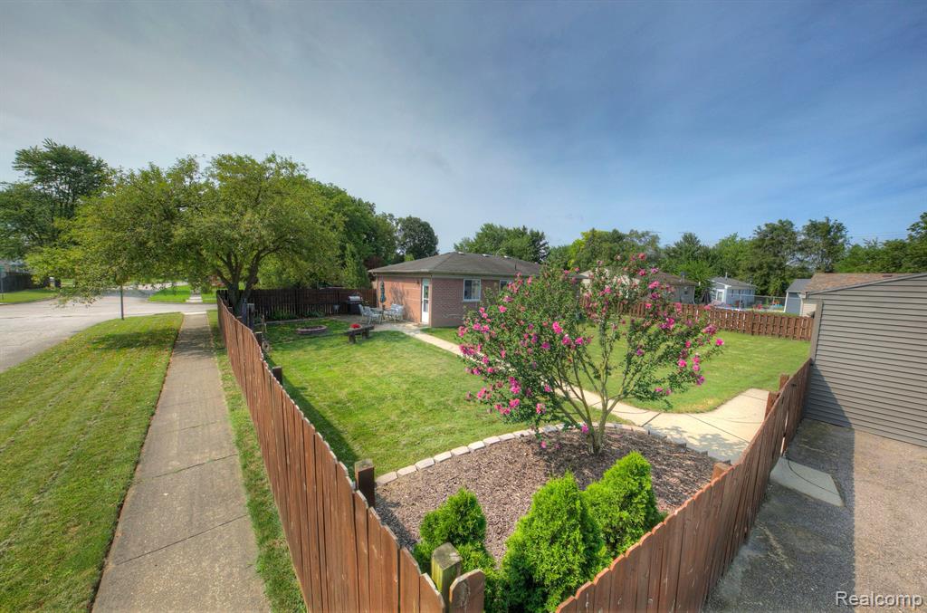42208 HAYES Street, Belleville, MI 48111 — Photo 33