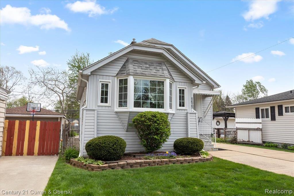 5625 HARDING Street, Dearborn Heights, MI 48125 — Photo 2