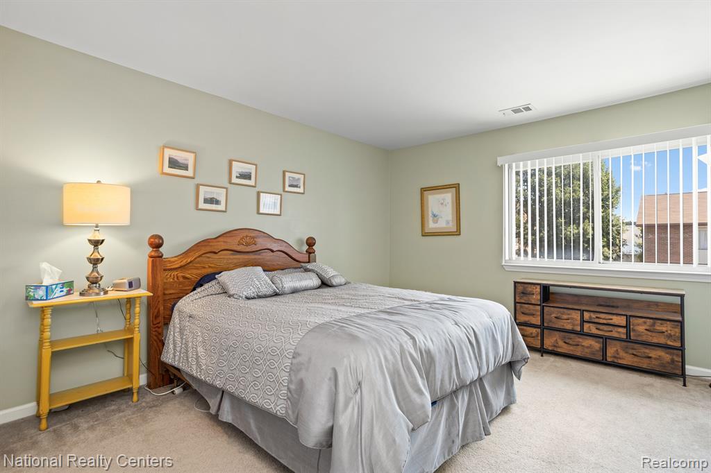 33907 PONDVIEW Circle, Livonia, MI 48152 — Photo 10
