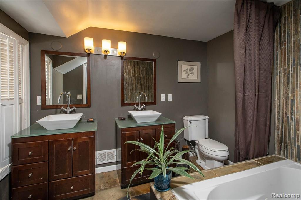 19451 ARGYLE Crescent, Detroit, MI 48203 — Photo 17