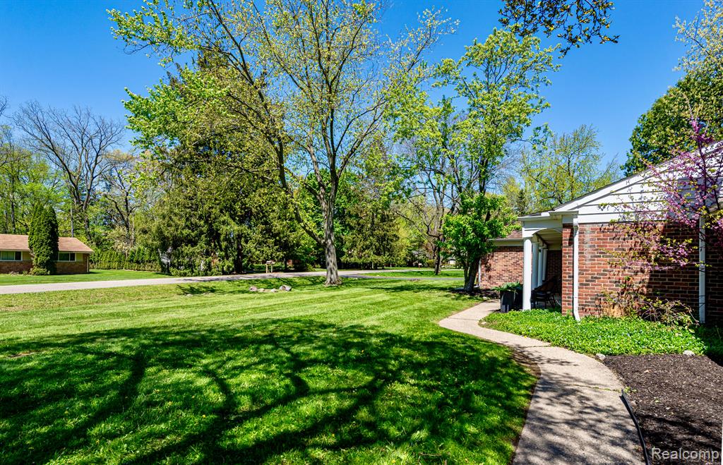 6861 N CLUNBURY Road, West Bloomfield, MI — Photo 37