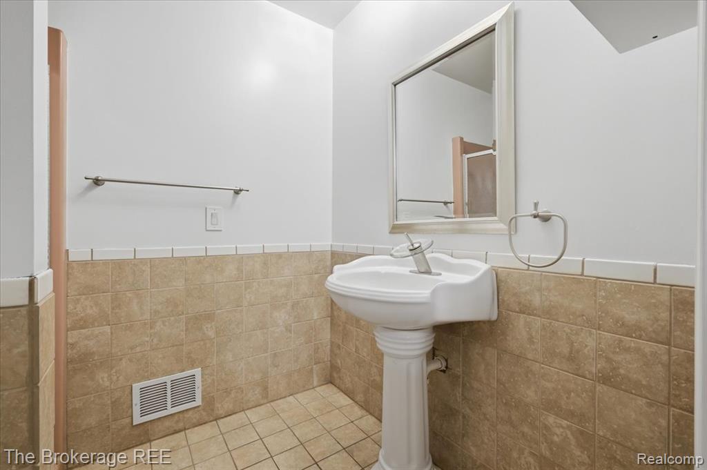 8254 Nichols Road, Gaines Vlg, MI 48436 — Photo 29