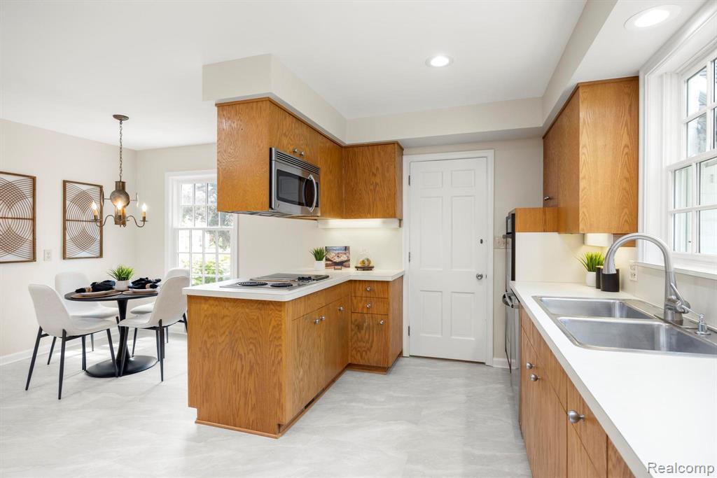 33 Oxford Boulevard, Pleasant Ridge, MI — Photo 9