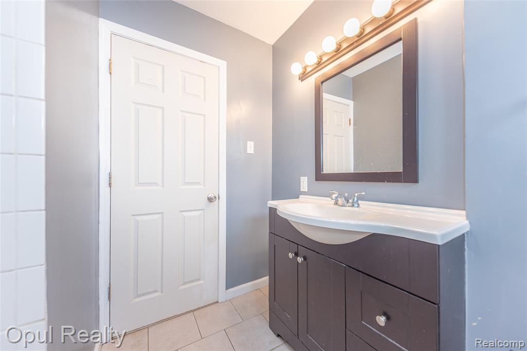8234 Perrin Avenue, Westland, MI — Photo 16