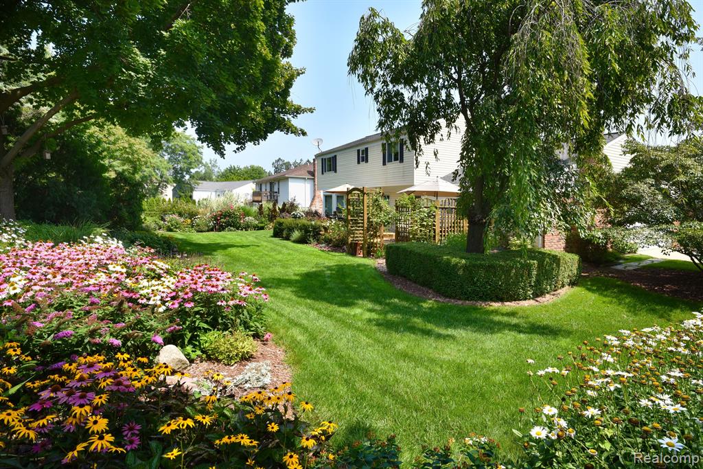5544 WHITE HALL Circle, West Bloomfield, MI 48323 — Photo 2