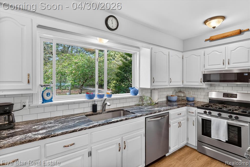 630 Sunset, White Lake, MI 48383 — Photo 16