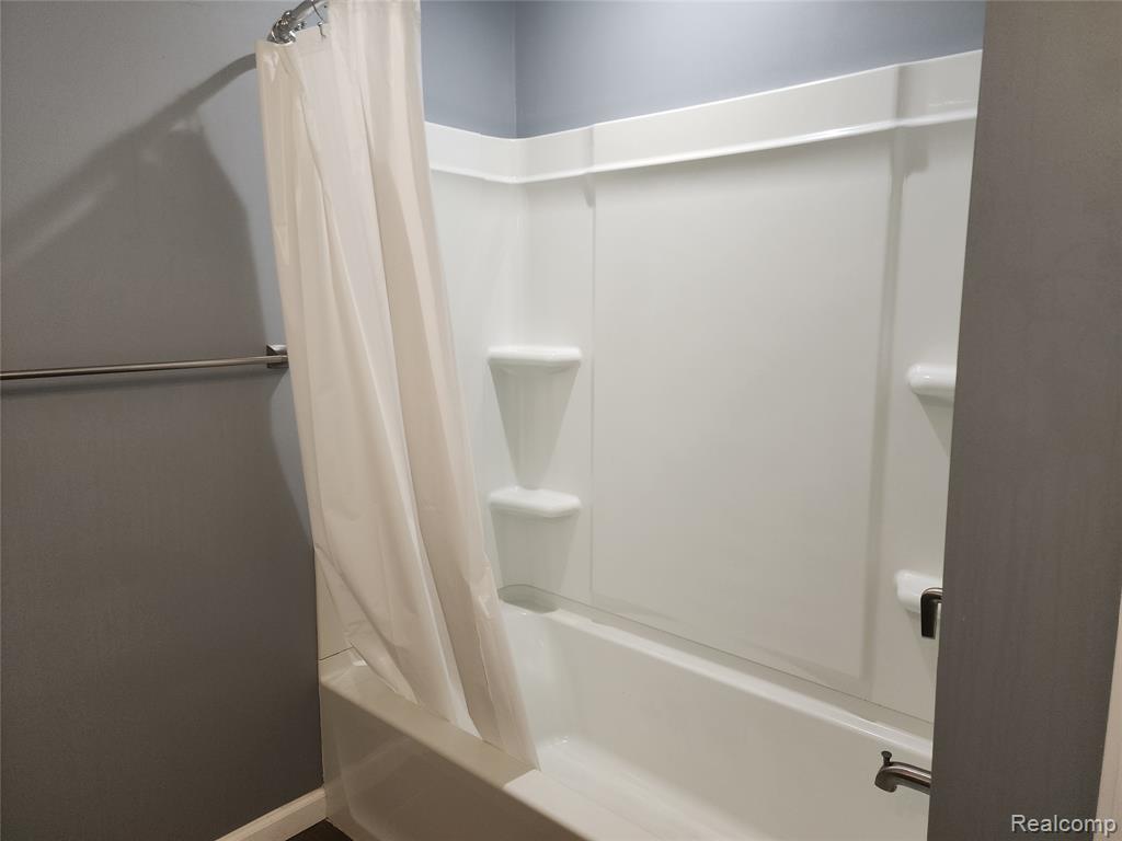 18106 Addington Drive, Commerce Twp, MI 48390 — Photo 31