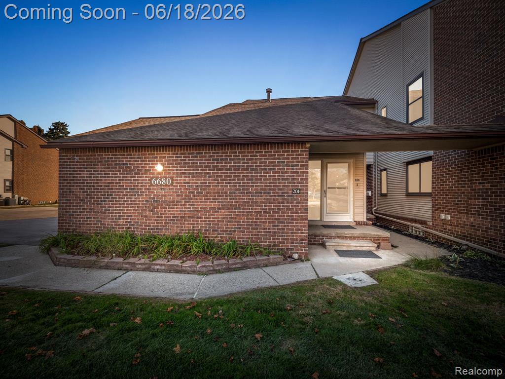 6680 Ridgefield Circle, 201, West Bloomfield, MI — Photo 4
