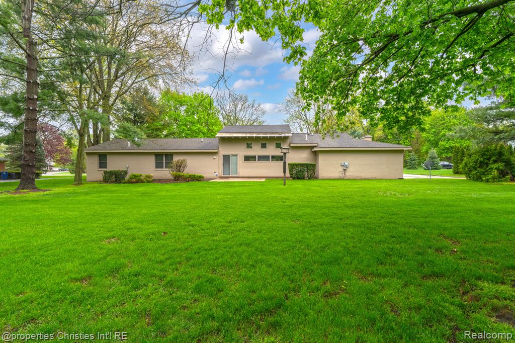 561 Yorkton Lane, Bloomfield Hills, MI 48304 — Photo 46