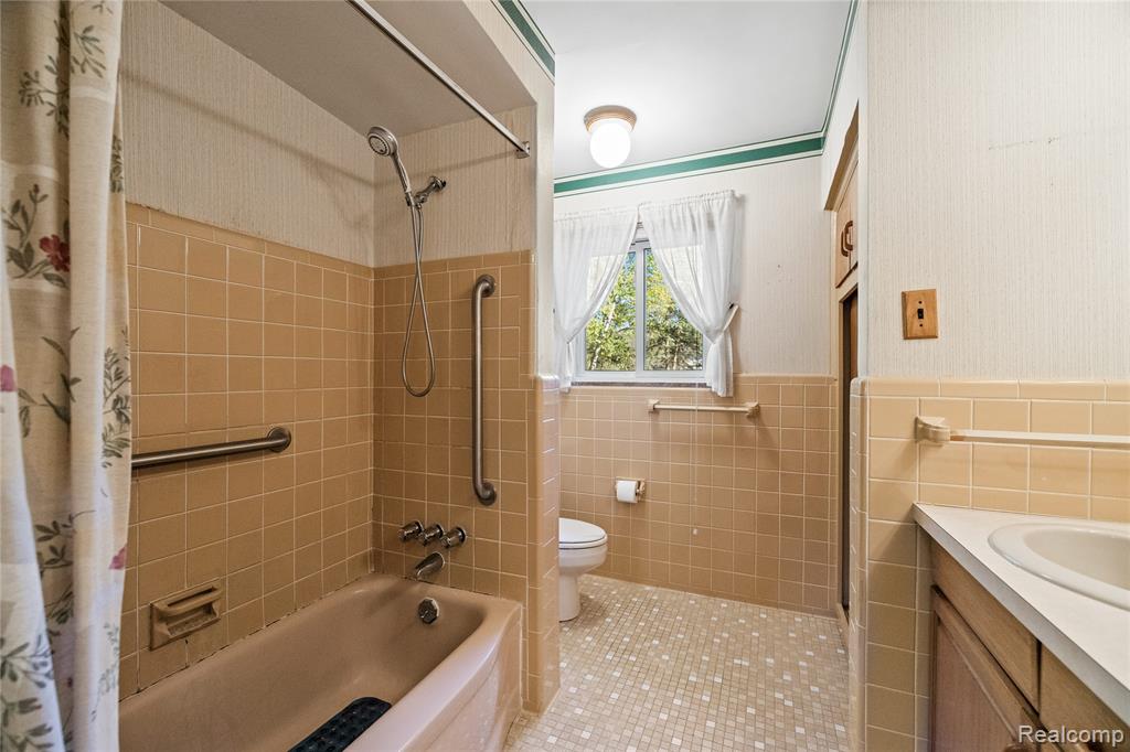 7250 Ten Hill Road, West Bloomfield, MI — Photo 25