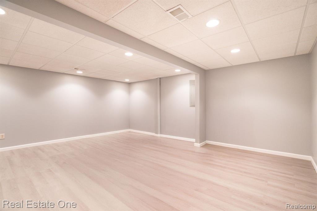 4458 HYCLIFFE Drive, Troy, MI 48098 — Photo 35