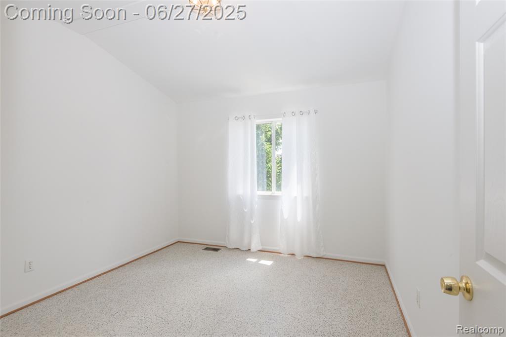 67 LARCHWOOD Drive, Troy, MI 48083 — Photo 19