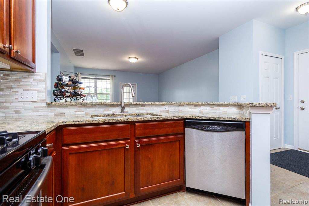 934 W Summerfield Glen Circle, Ann Arbor, MI 48103 — Photo 9