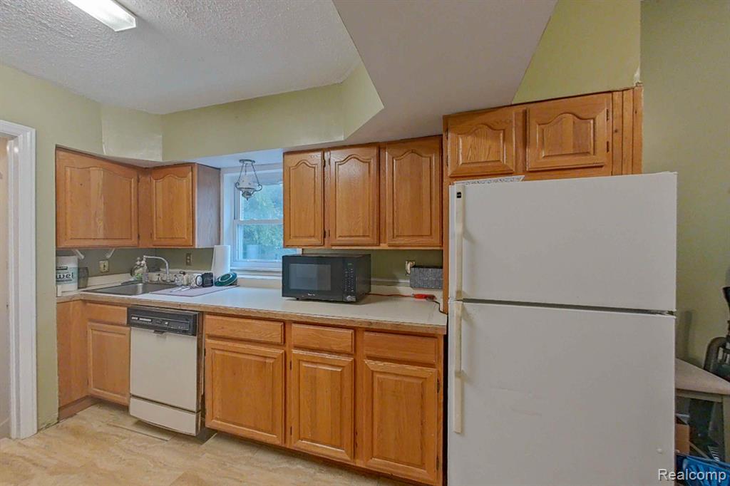 515 E GRAND RIVER Avenue, Howell, MI 48843 — Photo 37