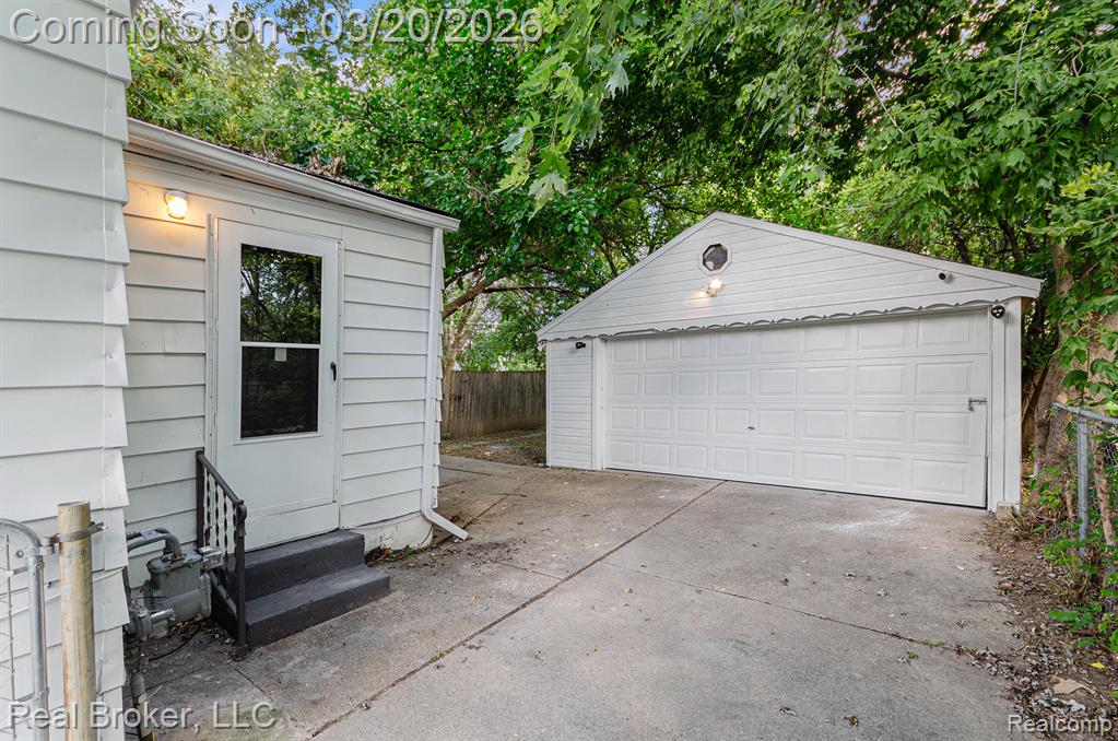 18565 Kenosha Street, Harper Woods, MI 48225 — Photo 12