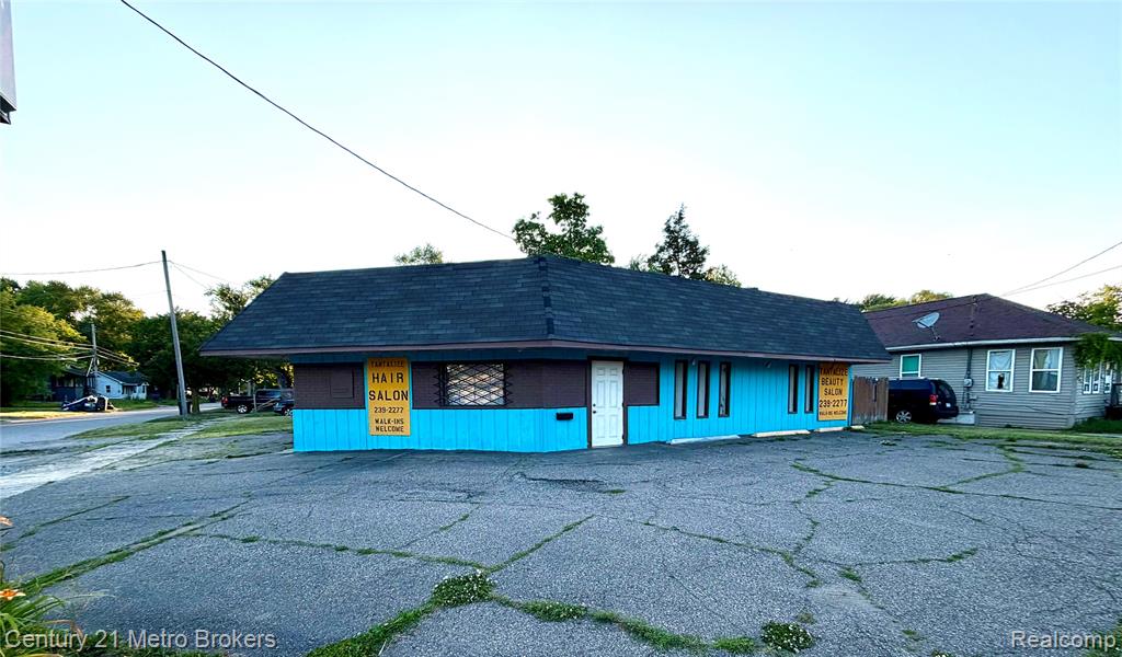 4126 W Fenton Road, Flint, MI 48507 — front exterior