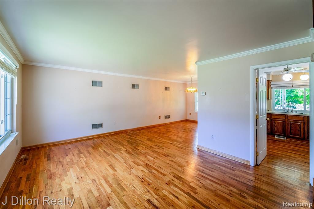 9121 TAVISTOCK Drive, Plymouth, MI 48170 — Photo 8
