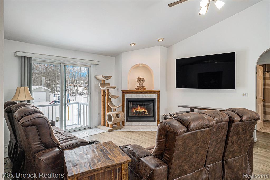 11412 Delmar Drive, Fenton, MI 48430 — Photo 10