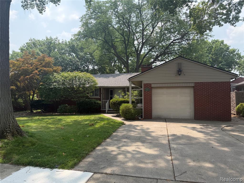 2221 Davis Street, Wyandotte, MI 48192