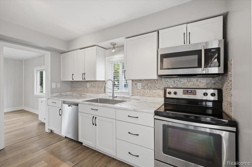 4035 Island Park Drive, Waterford, MI 48329 — Photo 14