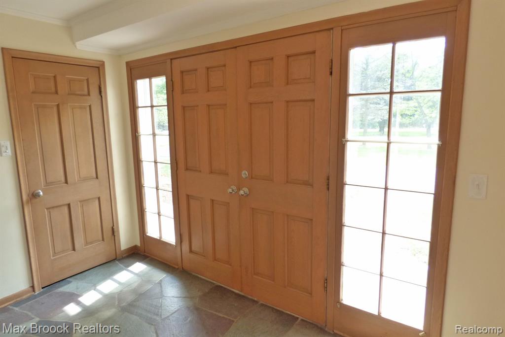 5291 DEEP WOOD Road, Bloomfield Hills, MI 48302 — Photo 2