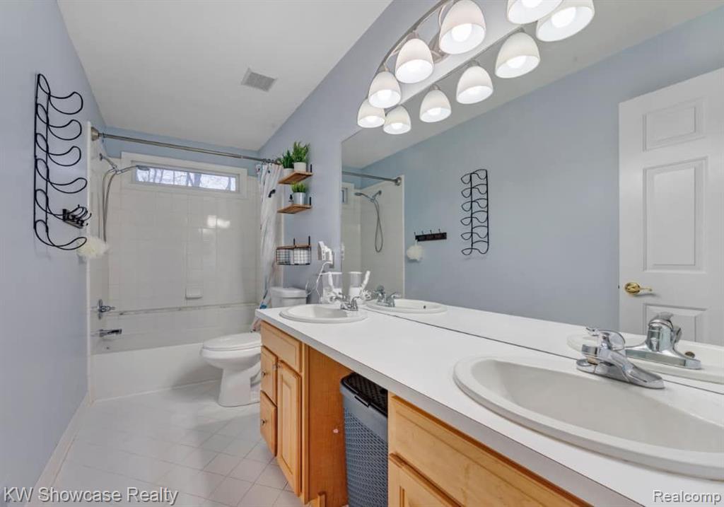 585 TIMBER RIDGE Drive, Highland, MI — Photo 9