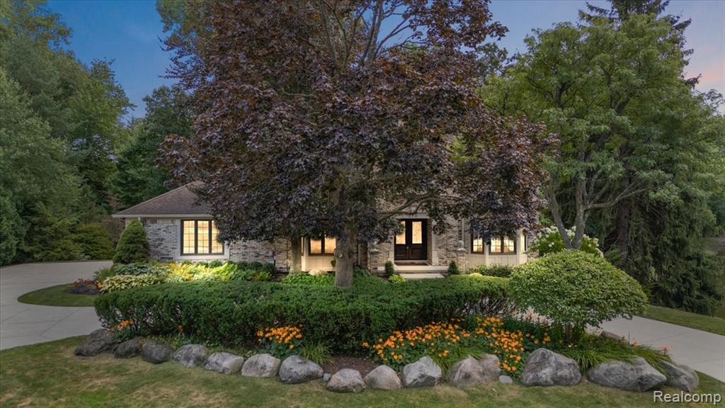 510 Hunters Crossing, Bloomfield Hills, MI 48304 — front exterior