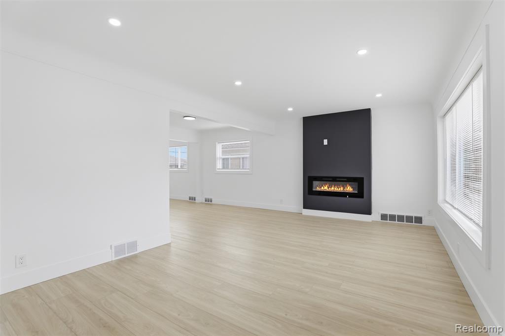 15230 Oakwood Drive, Oak Park, MI 48237 — Photo 6