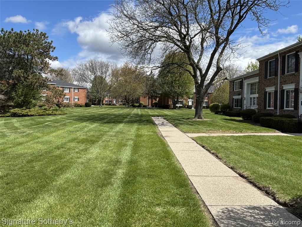 689 E Fox Hills Drive, 65, Bloomfield Hills, MI 48304 — Photo 2