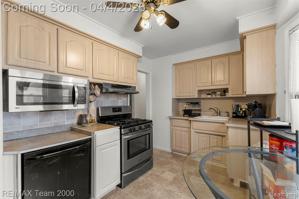 25521 Stanford Street, Dearborn Heights, MI 48125 — Photo 13